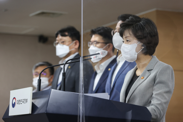 박순애 사회부총리 겸 교육부 장관이 19일 오후 서울 종로구 정부서울청사에서 반도체 관련 인재 양성방안을 기획재정부, 과학기술정보통신부, 산업자원통상부, 고용노동부 등 관계부처와 합동 발표하고 있다. 연합뉴스