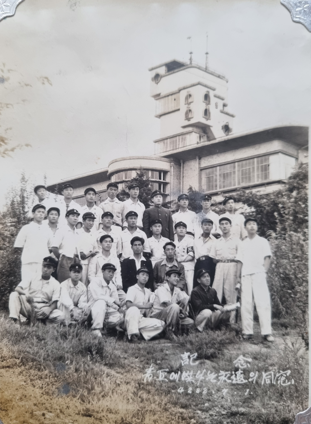 이재호 씨가 김도년 씨와 함께 찍은 유일한 사진. 대구공고 재학시절 같은 반 친구들과 촬영한 사진으로 맨 뒷줄 오른쪽 두 번째가 고 김도년 씨, 앉은 사람들 중 오른쪽 첫 번째가 이재호 씨. 이재호 씨 제공.