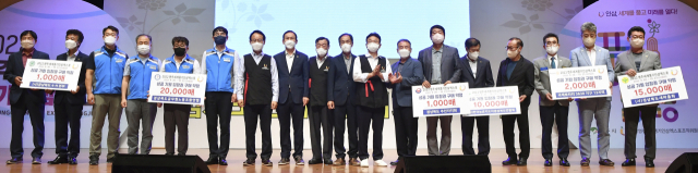 19일 영주문화예술회관에서 열린 2022영주세계풍기인삼엑스포 성공 개최를 지원하는 민간차원의 범시도민지원협의회 발대식에서 여러 단체에서 엑스포 입장권 구매 약정을 체결했다.경북도 제공