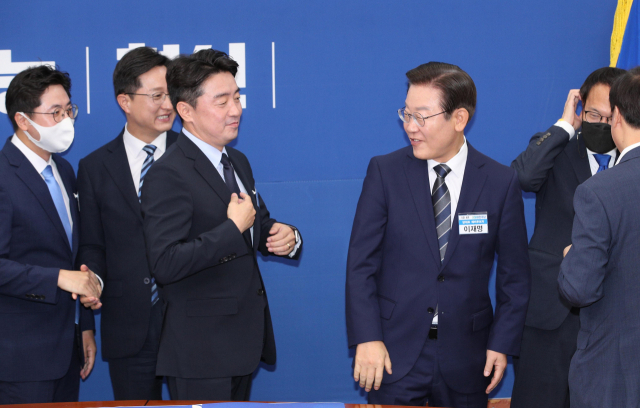 더불어민주당 당대표 예비후보자들이 19일 오후 국회에서 열린 당대표 후보자 포토섹션 행사를 마친 뒤 회의실을 나서고 있다. 오른쪽부터 도종환 중앙당선거관리위원장, 박주민, 이재명, 강훈식, 강병원, 이동학 당대표 예비후보. 연합뉴스