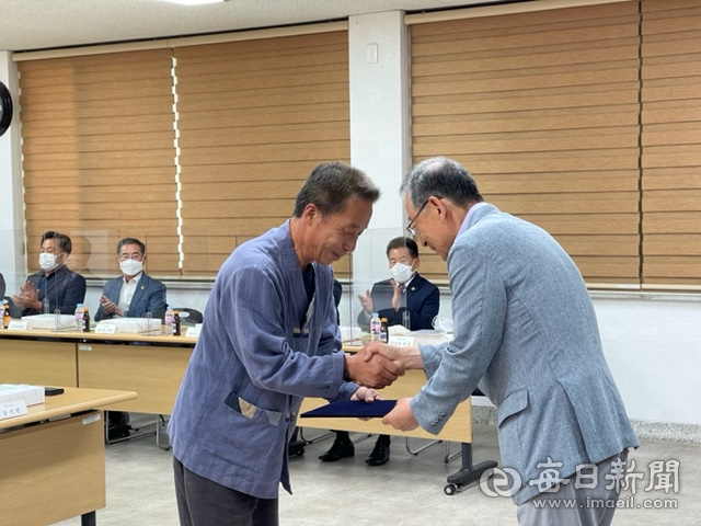 재단법인 우석장학회 안장홍(오른쪽) 회장이 19일 경산 와촌 출신 7명의 대학생들에게 총 700만원의 장학금을 지급하고 있다. 우석장학회 제공