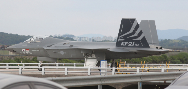 한국형 전투기 KF-21 보라매가 5일 오후 경남 사천시 한 지역을 이동하고 있다. KF-21은 대한민국 공군 및 인도네시아 공군이 도입할 예정인 차세대 전투기다. 연합뉴스