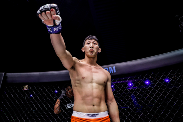 진태호가 원챔피언십 종합격투기 데뷔 전 시작에 앞서 현장 아나운서 선수 소개를 들으며 포즈를 취하고 있다. 원챔피언십 제공
