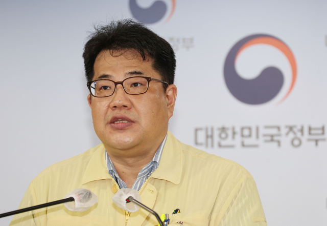 손영래 중앙사고수습본부 사회전략반장이 15일 정부서울청사에서 코로나19 대응 중앙재난안전대책본부 정례브리핑을 하고 있다. 연합뉴스