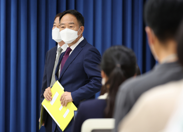 강승규 대통령실 시민사회수석이 20일 오전 서울 용산 대통령실 청사에서 국민제안 심사위원회 출범 관련 브리핑 시작을 기다리고 있다. 연합뉴스