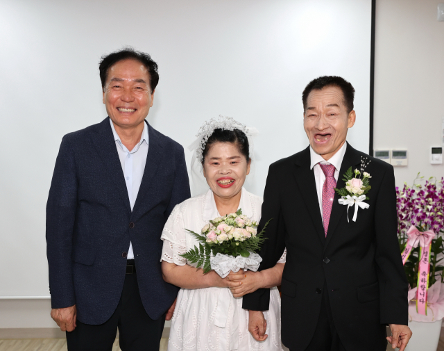 지난 15일 믿음의집에서 열린 김정용(맨오른쪽)·정경화(가운데) 씨의 결혼식에 김주수 의성군수가 하객으로 참석해 신랑신부와 기념사진을 찍고 있다. 의성군 제공