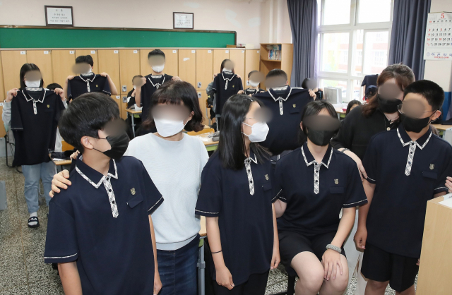 지난해 대구 서구에 있는 평리중학교에서 무상교복 증정이 이뤄지고 있는 모습. 대구시교육청 제공