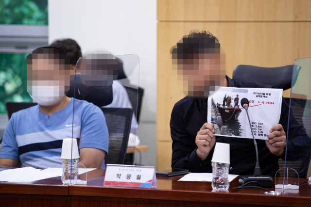 탈북민 박명철 전 청진수산사업소 지도원(오른쪽)이 20일 서울 여의도 국회 의원회관에서 열린 국민의힘 국가안보문란 실태조사 TF 3차 회의에서 증언을 하고 있다. 연합뉴스