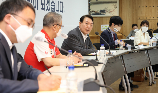 윤석열 대통령이 20일 오후 경기도 성남시 분당구 목련마을 주공1단지 아파트 중탑종합사회복지관에서 열린 제3차 비상경제민생회의에서 발언하고 있다. 연합뉴스