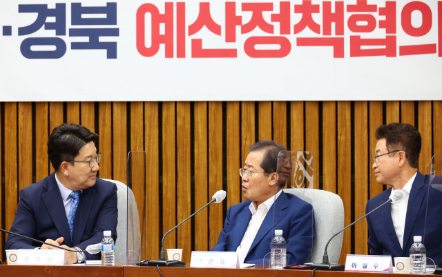 지난 7월 국회에서 열린 대구경북 예산정책협의회에서 국민의힘 권성동 당대표 직무대행 겸 원내대표와 홍준표 대구시장, 이철우 경북도지사가 대화하고 있다. 연합뉴스