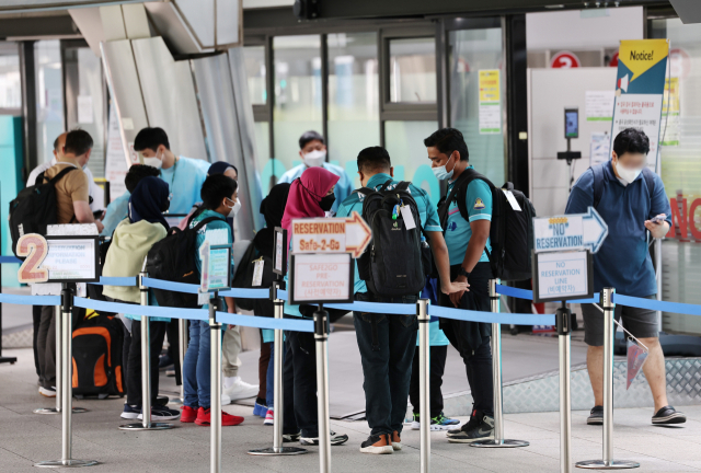 20일 오전 영종도 인천국제공항 제1여객터미널 입국자 전용 코로나 검사센터가 해외 입국자들로 붐비고 있다. 연합뉴스