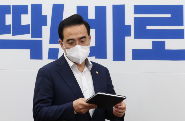 더불어민주당 박홍근 원내대표가 21일 오전 서울 여의도 국회에서 열린 정책조정회의에 참석하고 있다. 연합뉴스