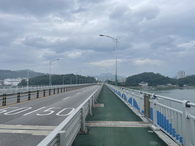 안전펜스가 설치되지 않은 구미대교의 모습. 구미대교를 포함한 구미 낙동강 대교들에서 매년 극단적 선택을 하는 이들이 많아 