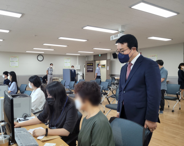 정철우 대구지방국세청장이 신고업무 중인 직원들을 격려하고 있다. 대구국세청 제공
