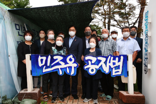 더불어민주당 우상호 비상대책위원장과 우원식 의원이 21일 오전 서울 여의도 국회 정문 앞에서 