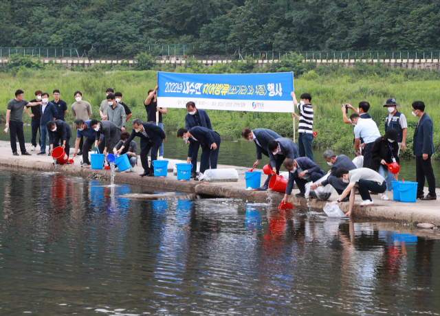 오도창 영양군수와 관계자들이 21일 내수면 생태계 보호를 위해 영양군 영양읍 감천보 일원에서 쏘가리와 붕어, 메기 치어를 방류하고 있다. 영양군 제공