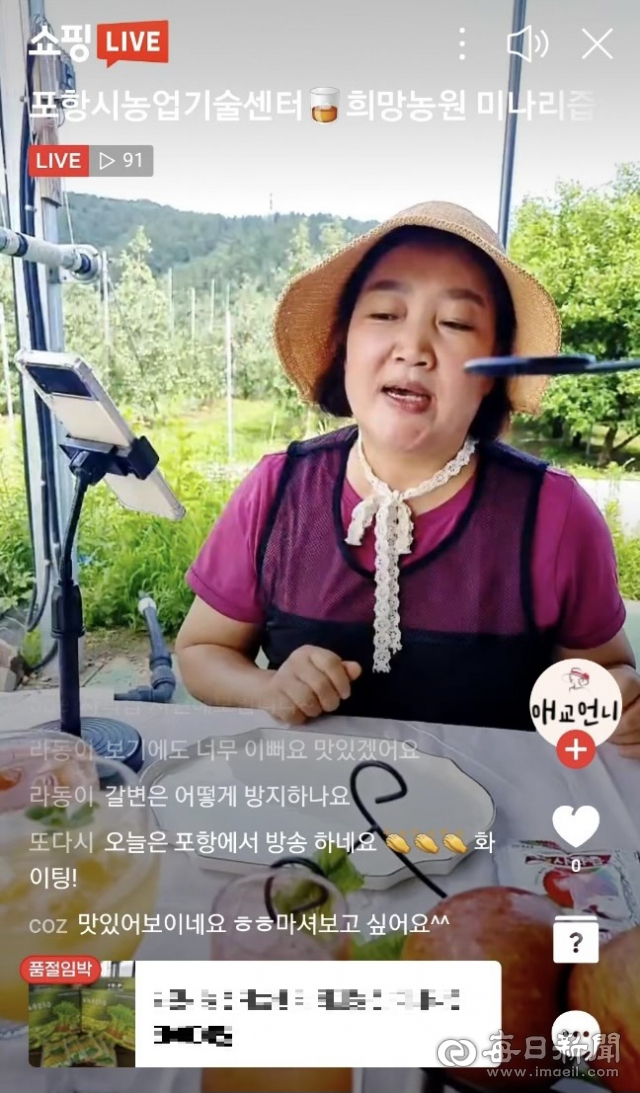 포항시 북구 신광면의 희망농원에서 송정섭 씨가 자신이 키운 사과 등을 보여주며 독자들의 질문에 답하고 있다. 방송 캡쳐