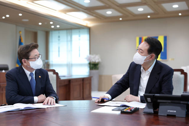 윤석열 대통령이 21일 서울 용산 대통령실 청사에서 박보균 문화체육관광부 장관으로부터 부처 업무보고를 받고 있다. 연합뉴스