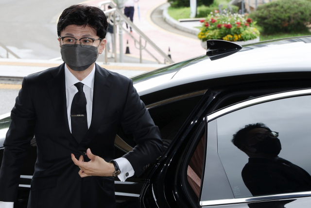 미국 방문 뒤 코로나19 확진 판정을 받았던 한동훈 법무부 장관이 14일 오전 자가격리를 마친 뒤 정부과천청사 법무부로 출근하고 있다. 연합뉴스