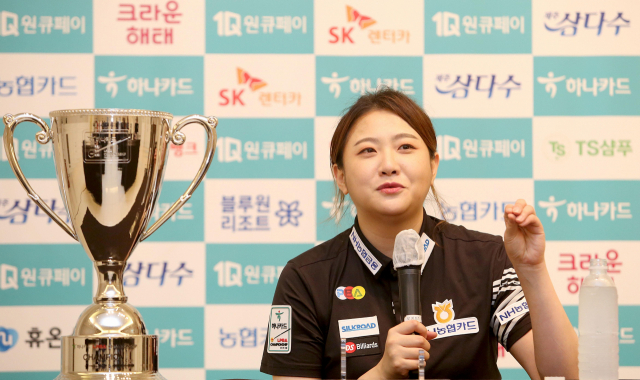 김민아(NH농협카드)가 지난 20일 서울 강서구 메이필드 호텔에서 열린 하나카드 PBA­LPBA 챔피언십 LPBA 결승에서 스롱 피아비(블루원리조트)를 4­대 3으로 꺾고 프로 통산 첫 우승 트로피를 들어 올렸다. 사진은 우승 기자회견 회견하는 김민아. 연합뉴스