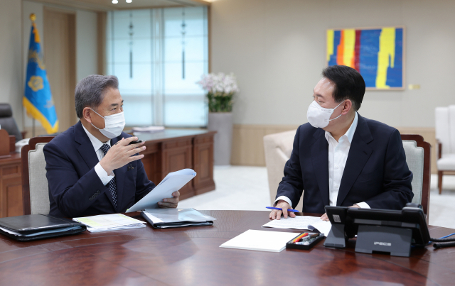 윤석열 대통령이 21일 오후 서울 용산 대통령실 청사에서 박진 외교부 장관으로부터 부처 업무보고를 받고 있다. 연합뉴스