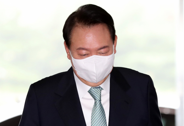 윤석열 대통령이 21일 오전 서울 용산 대통령실 청사로 출근하고 있다. 연합뉴스