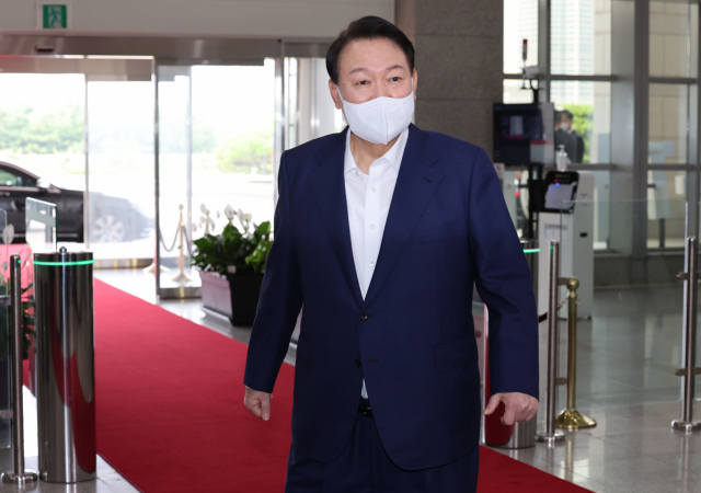 윤석열 대통령이 22일 오전 서울 용산구 대통령실 청사로 출근하며 취재진의 질문에 답하고 있다. 연합뉴스