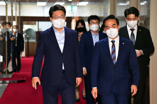 국민의힘 권성동 대표 직무대행 겸 원내대표와 더불어민주당 박홍근 원내대표가 21일 오후 서울 여의도 국회에서 국회의장 주재 여야 원내대표 회동에 참석한 뒤 의장실을 나서고 있다. 여야 원내대표는 22일 오전 다시 한번 원구성 협상에 나선다. 연합뉴스