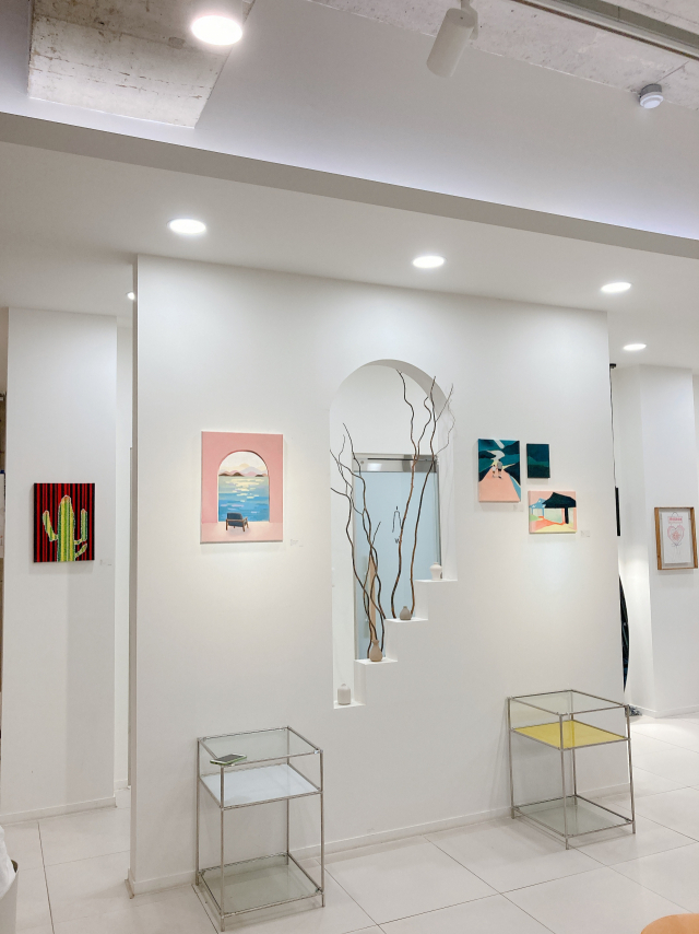 22일 포항시 남구 송도동 한 카페에서 포항청년작가회 소품전이 열리고 있다. 포항청년작가회 제공.