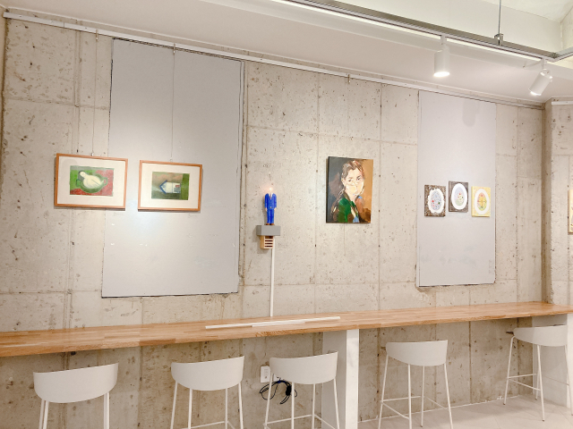 22일 포항시 남구 송도동 한 카페에서 포항청년작가회 소품전이 열리고 있다. 포항청년작가회 제공.