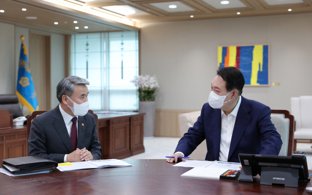 윤석열 대통령이 22일 오전 서울 용산 대통령실 청사에서 이종섭 국방부 장관으로부터 부처 업무보고를 받고 있다. 연합뉴스