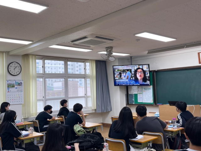 허영웅 에이치케이파워텍 대표가 범일중학교에서 환경강연을 진행하고 있다.