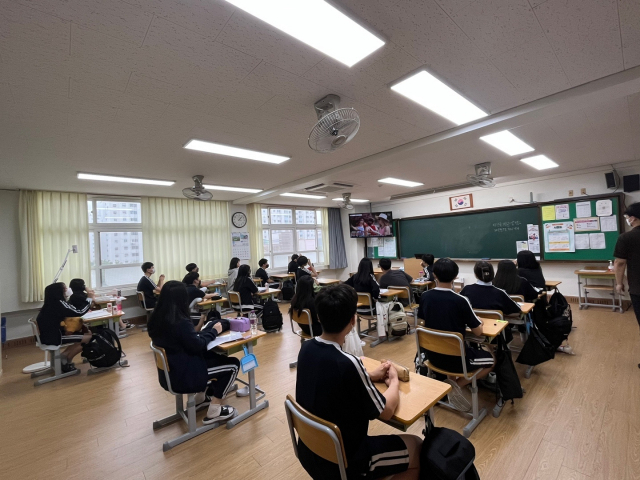 허영웅 에이치케이파워텍 대표가 범일중학교에서 환경강연을 진행하고 있다.