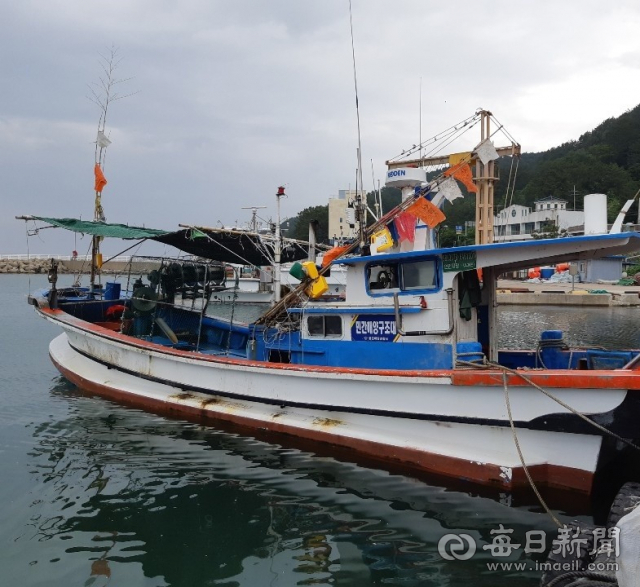 21일 경북 영덕군 남정면 구계항에서 선박화재가 발생했지만 소화기로 성공적인 초동진화로 큰 피해를 막았다. 화재 선박. 영덕소방서 제공