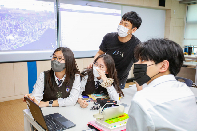 수업을 받고 있는 포항동성고 학생들. 포항동성고 제공.
