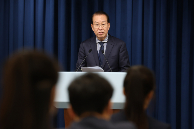 권영세 통일부 장관이 22일 오후 서울 용산 대통령실 청사 브리핑룸에서 윤석열 대통령에게 부처 업무보고를 한 뒤 업무보고 내용과 관련해 브리핑하고 있다. 연합뉴스