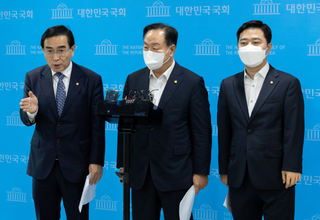 국민의힘 태영호(왼쪽부터), 한기호, 지성호 의원이 22일 오전 서울 여의도 국회 소통관에서 탈북민 강제 북송 진실규명 촉구 기자회견을 마친 후 취재진 질문에 답변하고 있다. 연합뉴스
