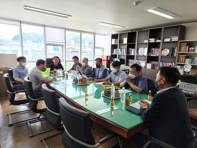 구미시가 22일 건축사협회를 방문해 구미시의 반부패, 청렴시책을 안내하고, 공사관리 및 감독 분야의 청렴도 향상 방안에 대해 논의했다. 구미시 제공