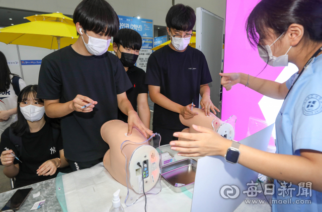 22일 대구 엑스코에서 대구시교육청 주최로 열린 대구진학진로박람회에서 학생들이 대구보건대 간호 전공 체험을 하고 있다. 대학별 상담관과 멘토멘티관, 수시상담관, 학교생활 디자인관 등으로 구성된 이번 박람회에서는 전국 60여 개 대학 관계자와 진학 전문가들이 23일까지 중고등학생과 졸업생, 학부모에게 최신 대입정보를 제공하고 진학 상담을 한다. 우태욱 기자 woo@imaeil.com