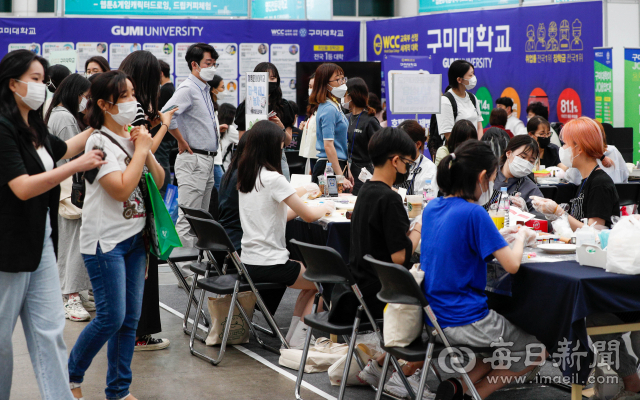 22일 대구 엑스코에서 대구시교육청 주최로 열린 대구진학진로박람회에서 학생들이 전공 체험을 하고 있다. 대학별 상담관과 멘토멘티관, 수시상담관, 학교생활 디자인관 등으로 구성된 이번 박람회에서는 전국 60여개 대학 관계자와 진학 전문가들이 23일까지 중고등학생과 졸업생, 학부모에게 최신 대입정보를 제공하고 진학 상담을 한다. 우태욱 기자 woo@imaeil.com