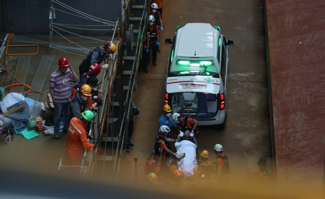 유최안 금속노조 거제통영고성 조선하청지회 부지회장이 22일 오후 경남 거제시 아주동 대우조선해양 옥포조선소 내 1독에 설치된 철 구조물에서 나와 구급차로 옮겨지고 있다. 유 부지회장이 농성 중이던 철 구조물은 가로, 세로, 높이 각 1ｍ다. 대우조선해양 하청 노사협상은 이날 극적으로 타결됐다. 연합뉴스