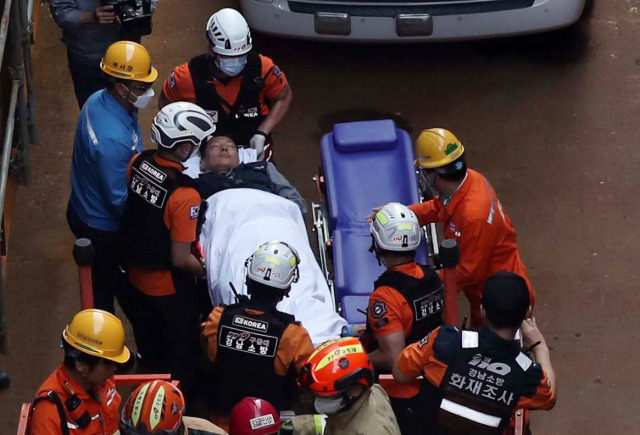 유최안 금속노조 거제통영고성 조선하청지회 부지회장이 22일 오후 경남 거제시 아주동 대우조선해양 옥포조선소 내 1독에 설치된 철 구조물에서 나와 들것에 실리고 있다. 유 부지회장이 농성 중이던 철 구조물은 가로, 세로, 높이 각 1ｍ다. 대우조선해양 하청 노사협상은 이날 극적으로 타결됐다. 연합뉴스