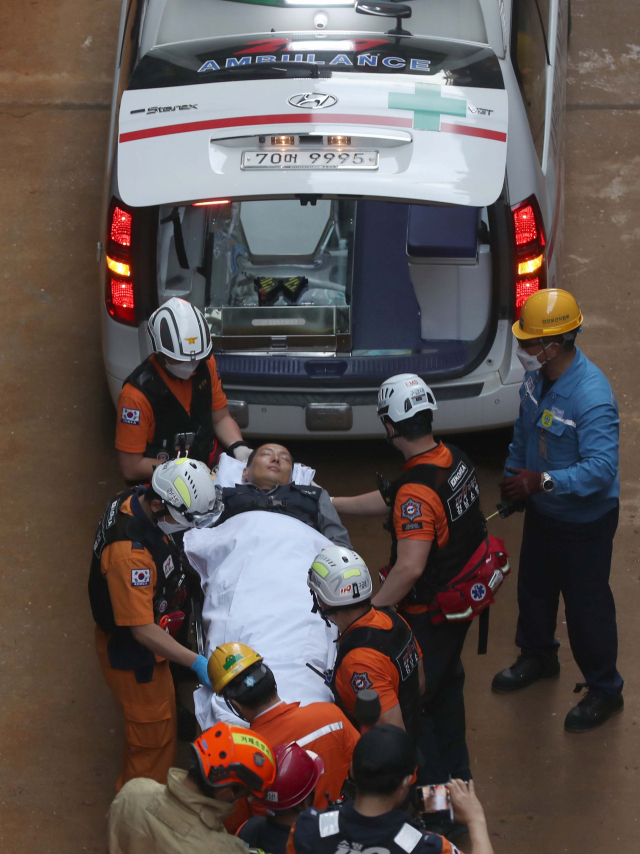 유최안 금속노조 거제통영고성 조선하청지회 부지회장이 22일 오후 경남 거제시 아주동 대우조선해양 옥포조선소 내 1독에 설치된 철 구조물에서 나와 구급차로 옮겨지고 있다. 유 부지회장이 농성 중이던 철 구조물은 가로, 세로, 높이 각 1ｍ다. 대우조선해양 하청 노사협상은 이날 극적으로 타결됐다. 연합뉴스