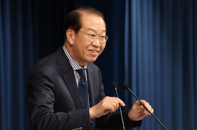 권영세 통일부 장관이 22일 오후 서울 용산 대통령실 청사 브리핑룸에서 윤석열 대통령에게 부처 업무보고를 한 뒤 업무보고 내용과 관련해 브리핑하고 있다. 연합뉴스