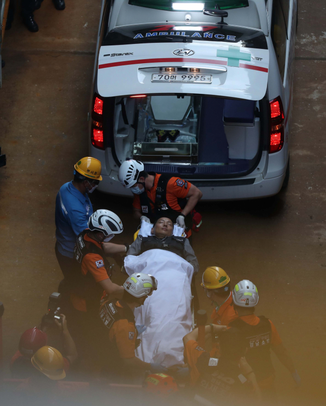 유최안 금속노조 거제통영고성 조선하청지회 부지회장이 22일 오후 경남 거제시 아주동 대우조선해양 옥포조선소 내 1독에 설치된 철 구조물에서 나와 구급차로 옮겨지고 있다. 유 부지회장이 농성 중이던 철 구조물은 가로, 세로, 높이 각 1ｍ다. 대우조선해양 하청 노사협상은 이날 극적으로 타결됐다. 연합뉴스