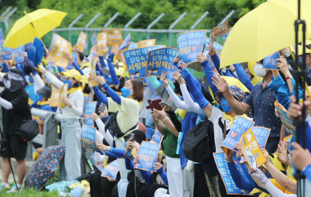 전국에서 온 문재인 전 대통령 지지자들이 17일 낮 문재인 전 대통령 사저가 있는 경남 양산시 하북면 지산리 평산마을에 모여 평산마을 평온 회복과 문 전 대통령 부부 안녕을 기원하는 집회를 했다. 집회 참석자들이 사저를 향해 환호성을 지르거나 손을 흔들고 있다. 연합뉴스