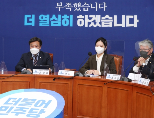 지난 3월 21일 서울 여의도 국회에서 열린 비상대책위원회 회의. 왼쪽부터 윤호중 공동비대위원장, 박지현 공동비대위원장, 조응천 비대위원. 연합뉴스