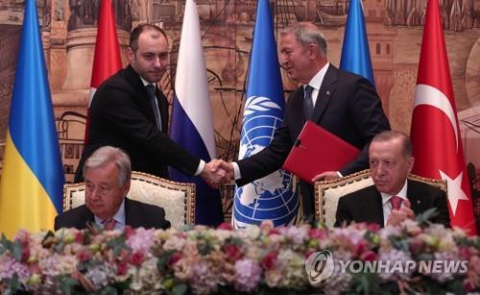 22일(현지시간) 튀르키예 이스탄불에서 우크라이나와 러시아, 유엔, 튀르키예가 우크라이나 곡물 수출 협상안에 최종 서명했다. 연합뉴스