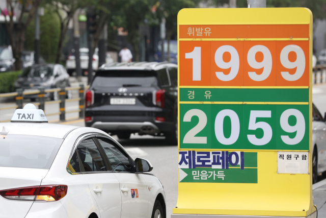 21일 오피넷에 따르면 이날 오전 8시 기준 전국 평균 휘발유 가격은 전날보다 3.33원 내린 L당 1천998.83원을 나타냈다. 사진은 이날 서울의 한 주유소. 연합뉴스