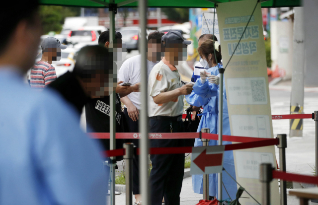 22일 오전 광주 북구 상시선별진료소에서 보건소 의료진이 검사하러 방문한 시민들을 안내하고 있다. 연합뉴스
